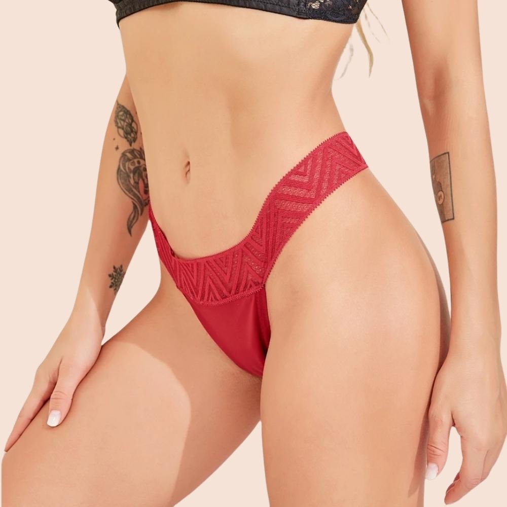 Seitenansicht eines bordeauxroten Periodenunterwäsche Tanga mit filigraner Spitzenverzierung, getragen von einem Modell.
