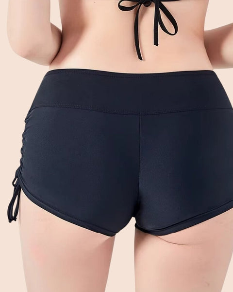 Rückansicht der schwarzen Perioden Bademode – elastische, saugfähige Shorts mit hoher Taille und verstellbaren Schnüren.