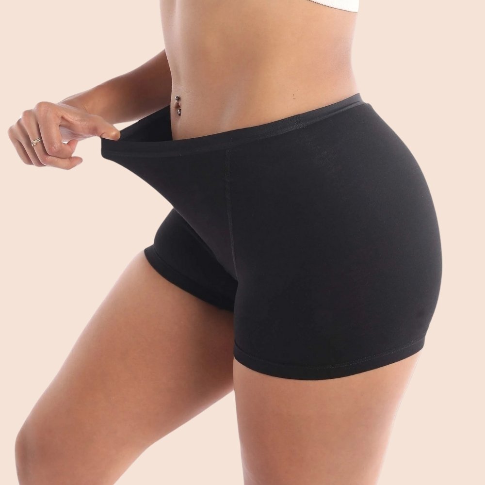 Periodenunterwäsche Boxershorts in Schwarz – seitliche Ansicht mit elastischem Bund für maximalen Komfort.