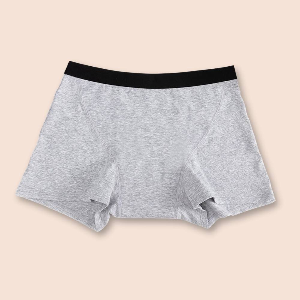Vorderansicht einer grauen Periodenunterwäsche Boxershorts mit schwarzem Bund.
