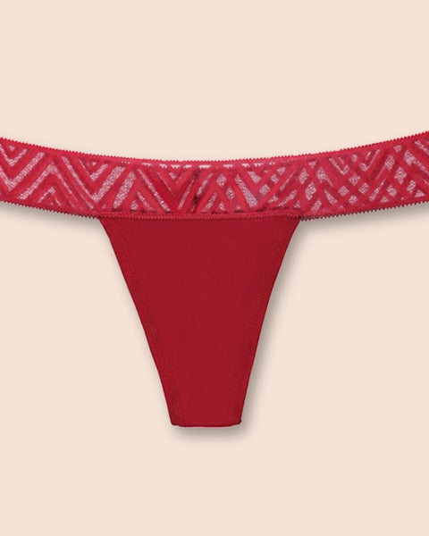 Periodenunterwäsche Tanga rot mit Spitzen-Details, flach auf beige Hintergrund präsentiert.