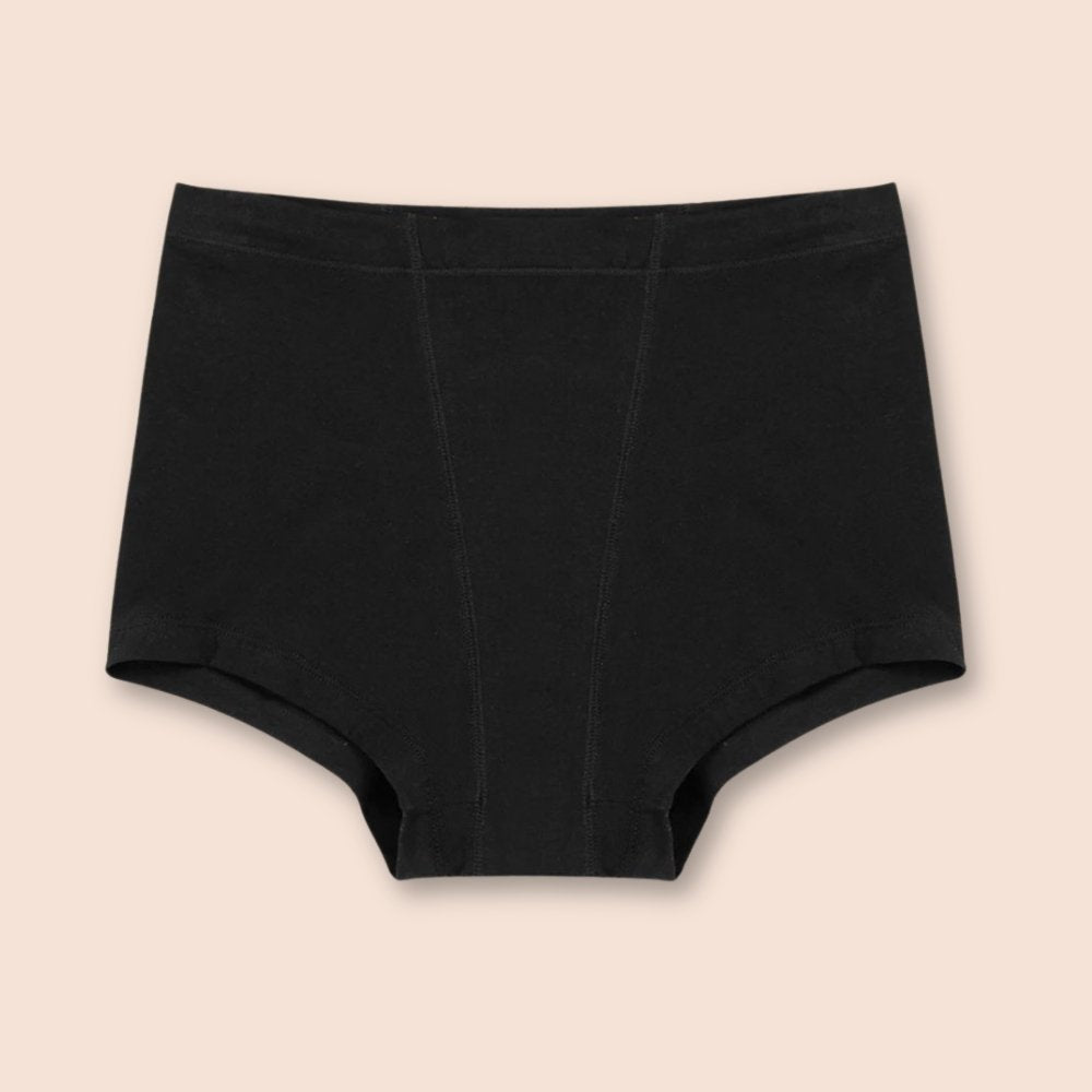 Schwarze Periodenunterwäsche Boxershorts, klassisches Design, flache Ansicht.